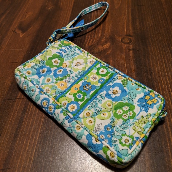 Vera Bradley Handbags - NWOT Vera Bradley Wristlet